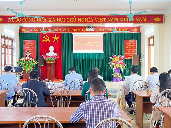 Bà Phạm Thị Nhị Bình - Uỷ viên Ban thường vụ Huyện uỷ, Phó Chủ tịch Uỷ ban nhân dân huyện, Phó Chủ tịch Hội đồng thi tuyển huyện Sơn Dương phát biểu trước khi buổi thi bắt đầu. (Ảnh: Cổng thông tin điện tử huyện Sơn Dương) Bà Phạm Thị Nhị Bình - Uỷ viên Ban thường vụ Huyện uỷ, Phó Chủ tịch Uỷ ban nhân dân huyện, Phó Chủ tịch Hội đồng thi tuyển huyện Sơn Dương phát biểu trước khi buổi thi bắt đầu. (Ảnh: Cổng thông tin điện tử huyện Sơn Dương)