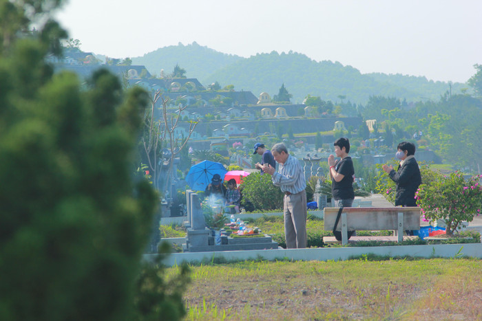 Sáng 9/4, dù thời tiết nắng nóng nhưng vẫn có nhiều gia đình về tảo mộ.