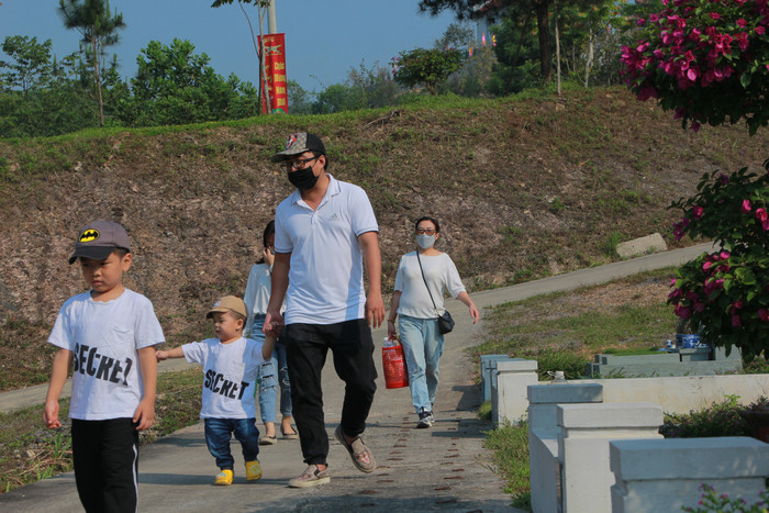 Anh Hùng đưa gia đình đến thắp hương cho người bố quá cố. (Ảnh: Mạnh Đoàn)