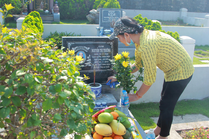 Bà Hoàng Khánh Duyên thắp hương cho người mẹ quá cố mất vì căn bệnh ung thư gan.