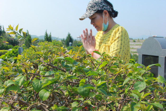Bà Duyên cầu mong mẹ phù hộ cho gia đình khỏe mạnh.