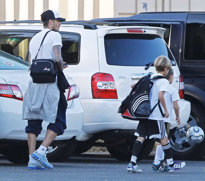 Becks dẫn 2 quý tử nhà mình đến một trại hè. Tại đây, anh cũng kiêm luôn vai trò huấn luyện