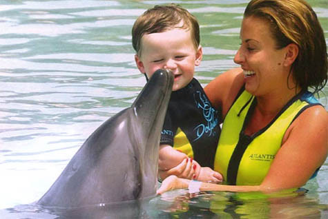 Bé Kai thích thú khi dưới nước Bé Kai thích thú khi dưới nước