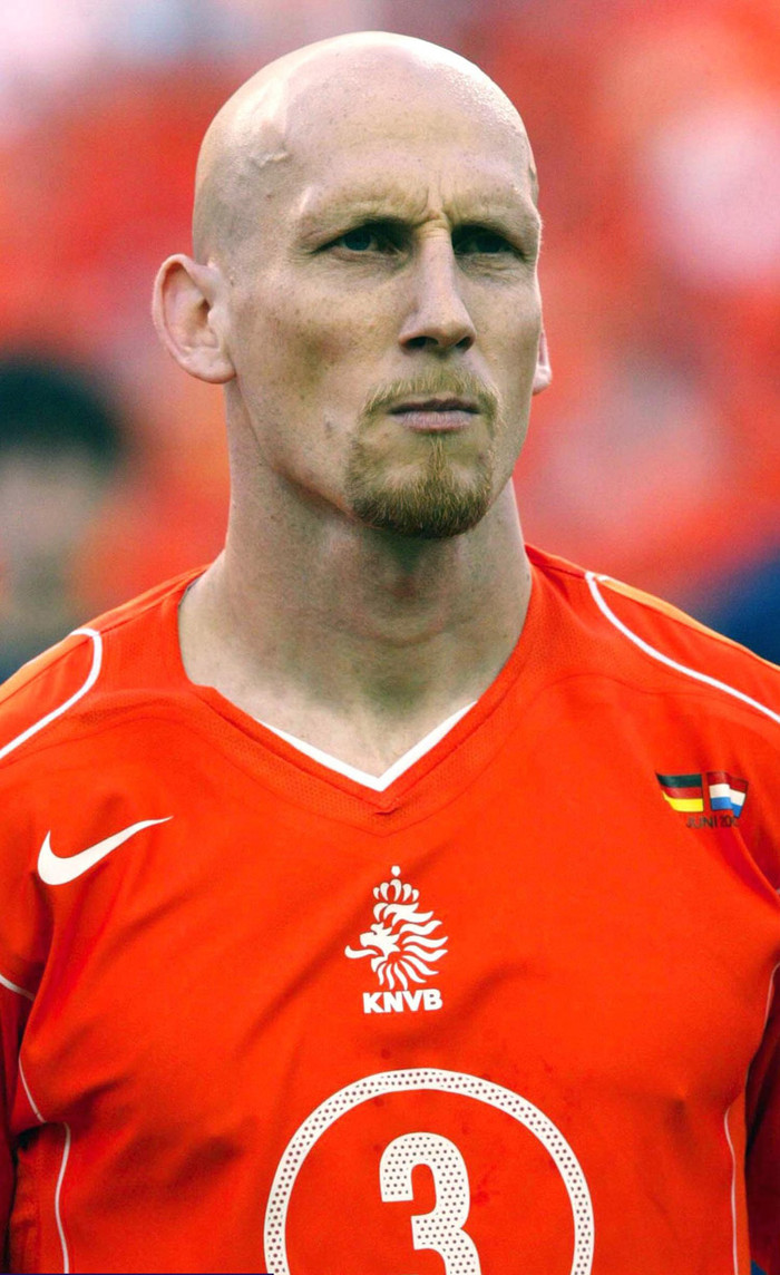 Stamp vừa cao lại vừa trọc. Vì vậy người ta rất dễ nhận ra anh. Cũng có thể vì không có tóc nên trung vệ này đánh đầu rất chuẩn xác Stamp vừa cao lại vừa trọc. Vì vậy người ta rất dễ nhận ra anh. Cũng có thể vì không có tóc nên trung vệ này đánh đầu rất chuẩn xác