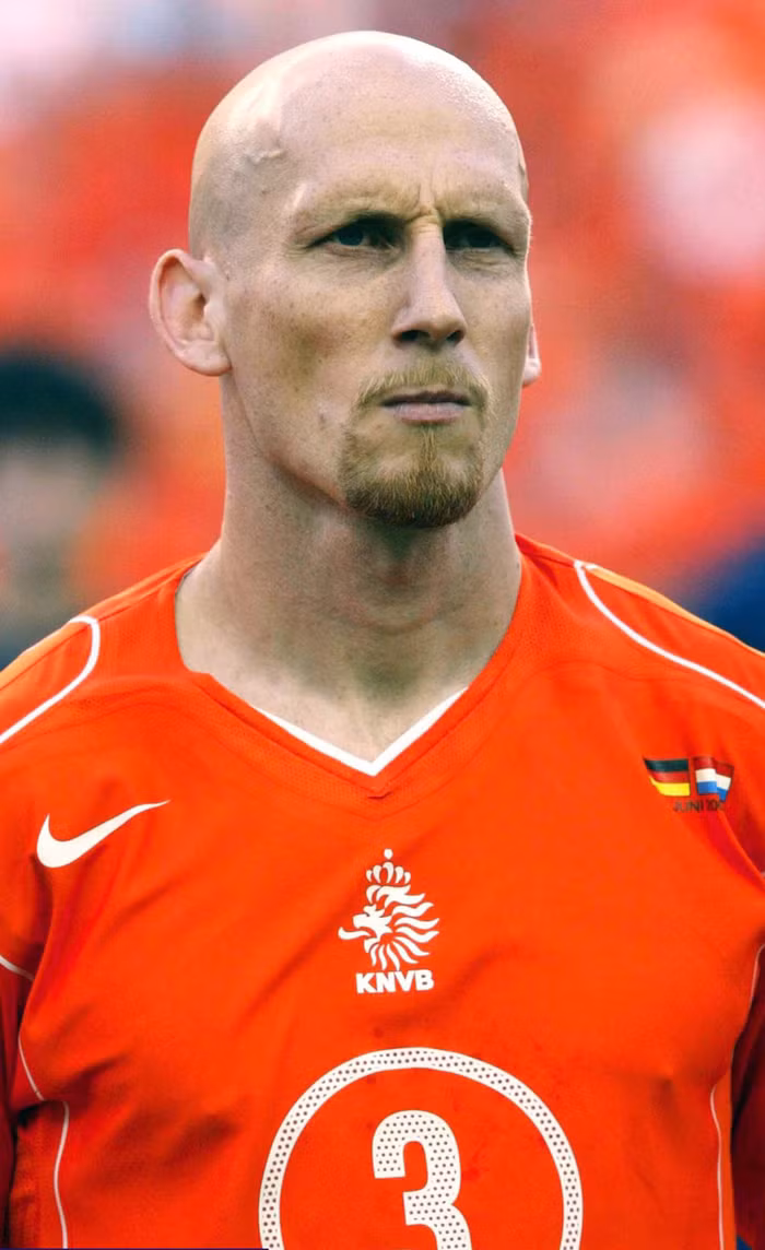 Stamp vừa cao lại vừa trọc. Vì vậy người ta rất dễ nhận ra anh. Cũng có thể vì không có tóc nên trung vệ này đánh đầu rất chuẩn xác