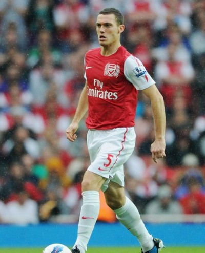 Vermaelen lại làm hàng thủ Arsenal tan hoang. Vermaelen lại làm hàng thủ Arsenal tan hoang.