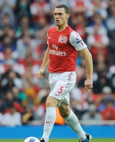 Vermaelen lại làm hàng thủ Arsenal tan hoang. Vermaelen lại làm hàng thủ Arsenal tan hoang.