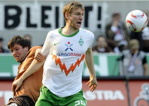 Mertesacker là cứu cánh cho hàng thủ mỏng manh của Arsenal.