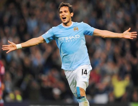 Santa Cruz vừa thoát kiếp của nợ tại Etihad. Santa Cruz vừa thoát kiếp của nợ tại Etihad.