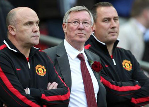Sir Alex cùng 2 'cánh tay' đắc lực: Phelan (trái) và Meulensteen (phải) Sir Alex cùng 2 'cánh tay' đắc lực: Phelan (trái) và Meulensteen (phải)