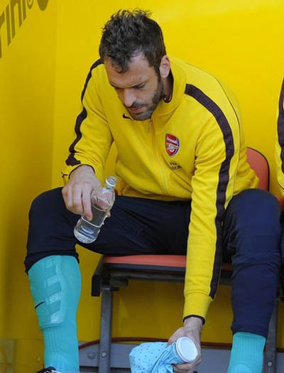 Almunia giờ còn mỗi nhiệm vụ là mài bóng băng ghế dự bị.