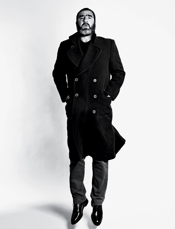 Nhưng anh không thể nào đọ lại vẻ sang trọng, lịch lãm của đàn anh Cantona, vốn là người mẫu không chuyên Nhưng anh không thể nào đọ lại vẻ sang trọng, lịch lãm của đàn anh Cantona, vốn là người mẫu không chuyên