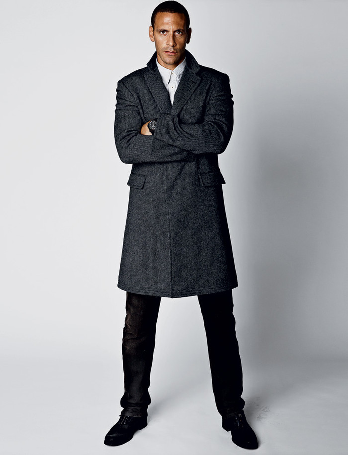 Rio Ferdinand lạnh lùng lôi cuốn trong chiếc áo khoác hiệu Hermès, quần jean của Diesel kết hợp chiếc áo sơmi Scotch & Soda và đôi giày nằm trong bộ sưu tập Thu-Đông do chính anh thiết kế. Rio Ferdinand lạnh lùng lôi cuốn trong chiếc áo khoác hiệu Hermès, quần jean của Diesel kết hợp chiếc áo sơmi Scotch & Soda và đôi giày nằm trong bộ sưu tập Thu-Đông do chính anh thiết kế.