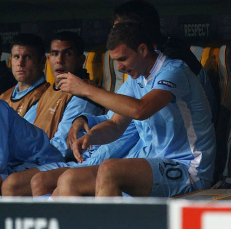 Cùng bật thầy nhưng Tevez và Dzeko lại nhận những hình phạt nặng nhẹ khác nhau thấy rõ Cùng bật thầy nhưng Tevez và Dzeko lại nhận những hình phạt nặng nhẹ khác nhau thấy rõ