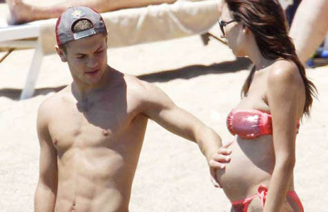 Jack Wilshere chăm sóc bạn gái trong thời gian mang bầu