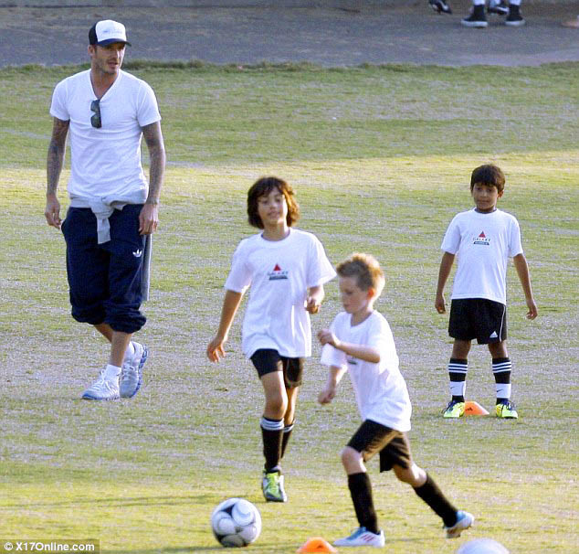 Becks rất tỉ mỉ hướng dẫn các học trò nhí Becks rất tỉ mỉ hướng dẫn các học trò nhí