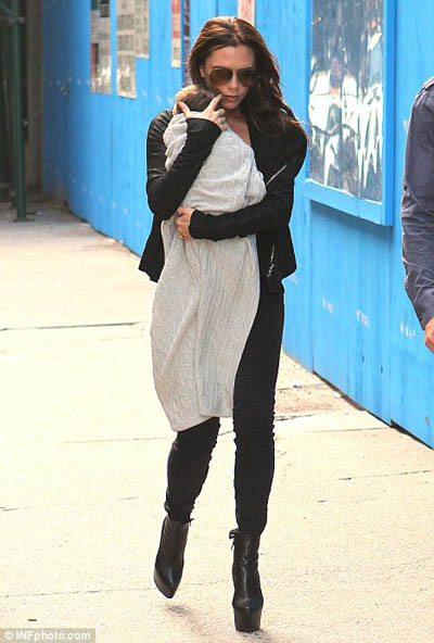 Vic bế cô con gái trên đôi giày chông chênh