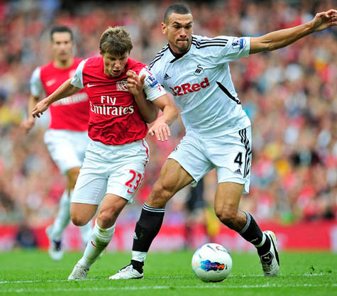 Arshavin được 'ăn quả rùa'.