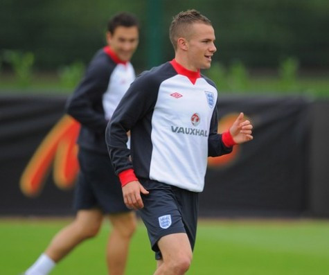 Cleverley đang chơi ngày một tự tin.