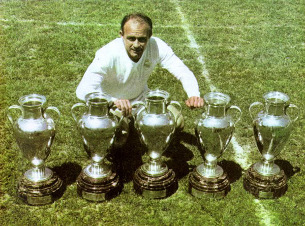 Huyền thoại Di Stefano của Real Madrid. Mái đầu vài cọng tóc tỷ lệ nghịch với những bàn thắng ông đóng góp cho Real Huyền thoại Di Stefano của Real Madrid. Mái đầu vài cọng tóc tỷ lệ nghịch với những bàn thắng ông đóng góp cho Real