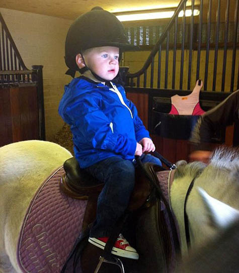 Bé Kai điều khiển chú ngựa rất tự tin Bé Kai điều khiển chú ngựa rất tự tin