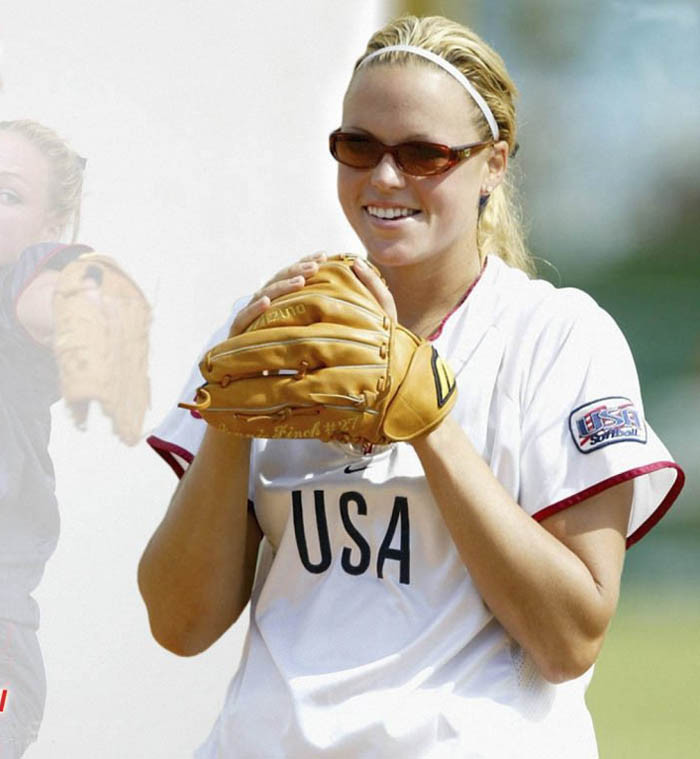 Jennie Finch, ngôi sao của ĐT bóng mềm Mỹ. Cô nổi tiếng nhờ sắc và tài Jennie Finch, ngôi sao của ĐT bóng mềm Mỹ. Cô nổi tiếng nhờ sắc và tài
