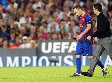 Iniesta buồn bã rời khỏi sân Iniesta buồn bã rời khỏi sân