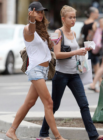 Hành động khá phản cảm của bồ Ronaldo.