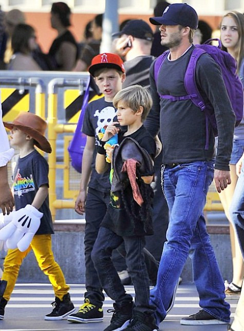 Ba cậu quý tử nhà Becks háo hức đi Disneyland Ba cậu quý tử nhà Becks háo hức đi Disneyland