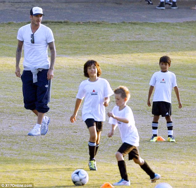 Becks rất tỉ mỉ hướng dẫn các học trò nhí