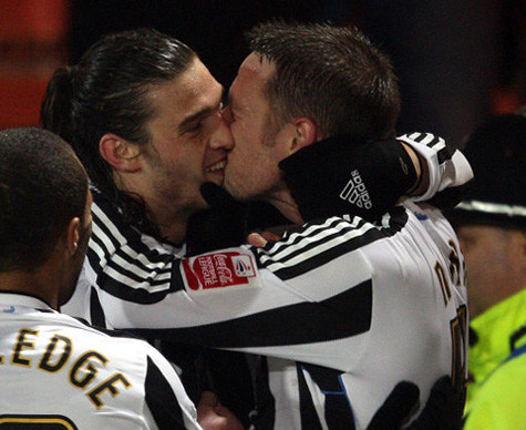 ... và không kém phần mãnh liệt của người Anh ... và không kém phần mãnh liệt của người Anh