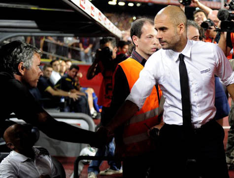 Cái bắt tay này chỉ mang tính xã giao thôi, bởi Mourinho vẫn luôn xem Barca là kẻ thù. Cái bắt tay này chỉ mang tính xã giao thôi, bởi Mourinho vẫn luôn xem Barca là kẻ thù.