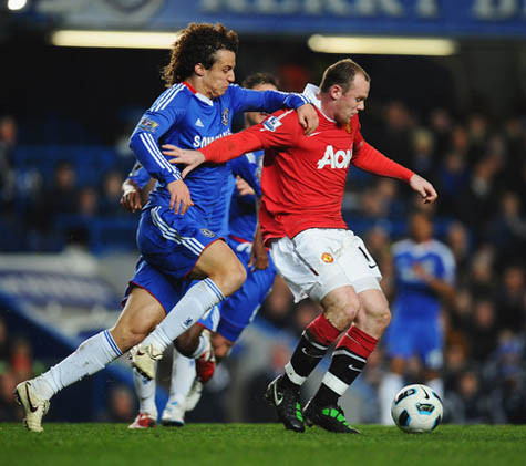 Rooney thường hay bị những trung vệ kỹ thuật và quái như David Luiz khắc chế Rooney thường hay bị những trung vệ kỹ thuật và quái như David Luiz khắc chế