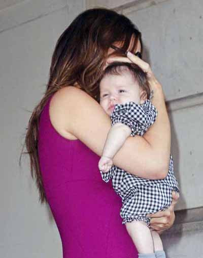 Bé Harper ngoan ngoãn trong vòng tay mẹ Bé Harper ngoan ngoãn trong vòng tay mẹ