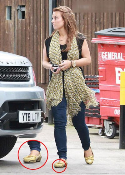 Colleen dường như vẫn không hay rằng giày mình đã rách Colleen dường như vẫn không hay rằng giày mình đã rách