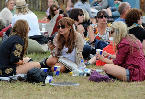 Colleen vui vẻ bên bạn bè. Colleen vui vẻ bên bạn bè.