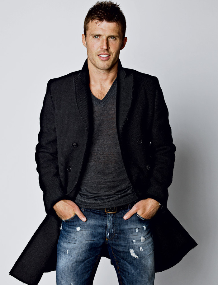 Áo thun Dolce & Gabbana, khoác thêm bên ngoài chiếc Bottega Veneta giá 2.750 USD và quần jean làm Michael Carrick nhìn khỏe khoắn Áo thun Dolce & Gabbana, khoác thêm bên ngoài chiếc Bottega Veneta giá 2.750 USD và quần jean làm Michael Carrick nhìn khỏe khoắn