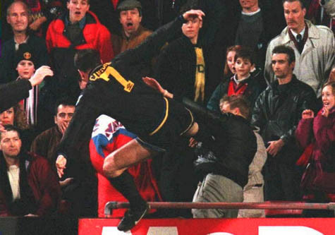 Mỗi lần gặp Man Utd, CĐV Leeds lại nhớ về tấm hình này Mỗi lần gặp Man Utd, CĐV Leeds lại nhớ về tấm hình này