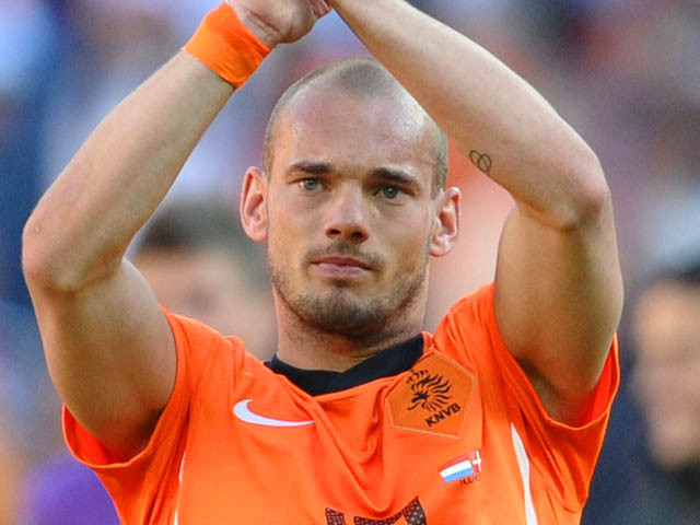 Sneijder mấy năm trước không hói, nhưng giờ đây thì anh ngày càng giống Rooney. Nếu về Old Trafford thì Sneijder sẽ cùng Rooney tạo nên một cặp sao hói cực kỳ đáng gờm Sneijder mấy năm trước không hói, nhưng giờ đây thì anh ngày càng giống Rooney. Nếu về Old Trafford thì Sneijder sẽ cùng Rooney tạo nên một cặp sao hói cực kỳ đáng gờm