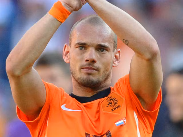 Sneijder mấy năm trước không hói, nhưng giờ đây thì anh ngày càng giống Rooney. Nếu về Old Trafford thì Sneijder sẽ cùng Rooney tạo nên một cặp sao hói cực kỳ đáng gờm