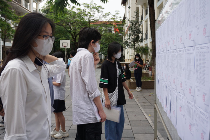 Các thí sinh có mặt từ sớm để đọc thông tin phòng thi và chuẩn bị làm thủ tục dự thi. Ảnh: Phạm Minh Các thí sinh có mặt từ sớm để đọc thông tin phòng thi và chuẩn bị làm thủ tục dự thi. Ảnh: Phạm Minh