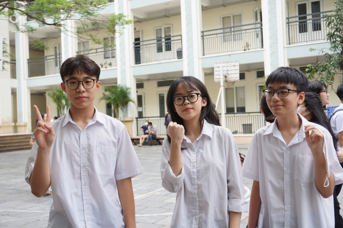 Đỗ Ngọc Thùy Linh (giữa) cùng hai người bạn được thi tại điểm trường mình đang theo học. Ảnh: Phạm Minh Đỗ Ngọc Thùy Linh (giữa) cùng hai người bạn được thi tại điểm trường mình đang theo học. Ảnh: Phạm Minh