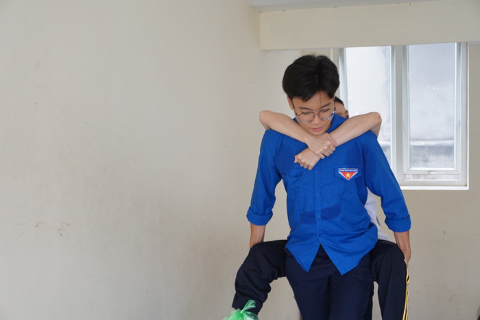 Em Nguyễn Thái Minh Khuê bị tai nạn cách đây 1 tuần, vẫn phải bó bột chân, và được tình nguyện viên hỗ trợ lên phòng thi làm thủ tục dự thi. Ảnh: Phạm Minh Em Nguyễn Thái Minh Khuê bị tai nạn cách đây 1 tuần, vẫn phải bó bột chân, và được tình nguyện viên hỗ trợ lên phòng thi làm thủ tục dự thi. Ảnh: Phạm Minh