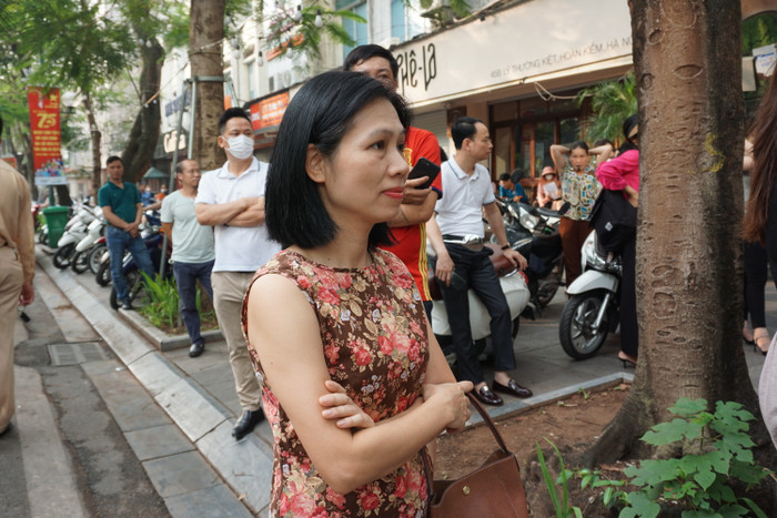 Chị Hoàng Phương dõi theo con bước vào kỳ thi. Ảnh: Phạm Minh Chị Hoàng Phương dõi theo con bước vào kỳ thi. Ảnh: Phạm Minh