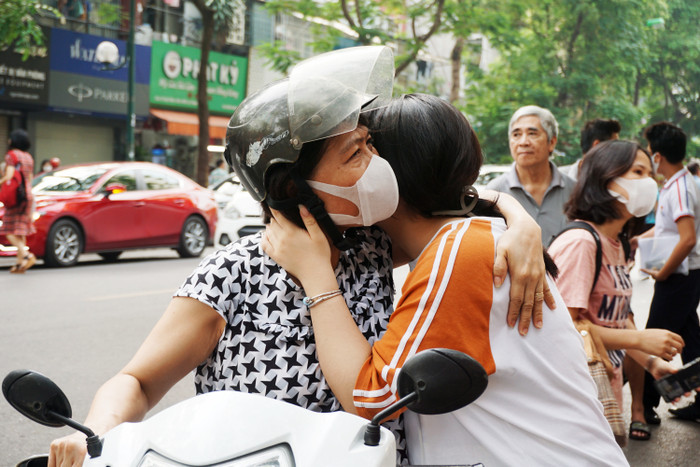 Phụ huynh trao gửi yêu thương, động viên tinh thần con qua những cái ôm. Ảnh: Phạm Minh Phụ huynh trao gửi yêu thương, động viên tinh thần con qua những cái ôm. Ảnh: Phạm Minh