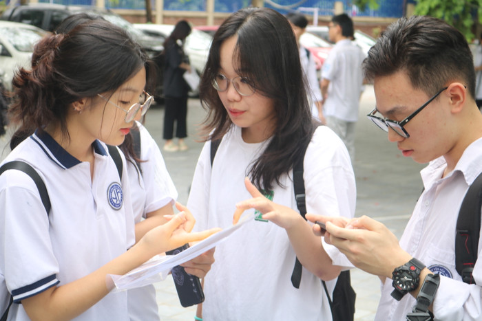 Học sinh trao đổi cùng nhau trước khi vào phòng thi. Ảnh: Doãn Nhàn