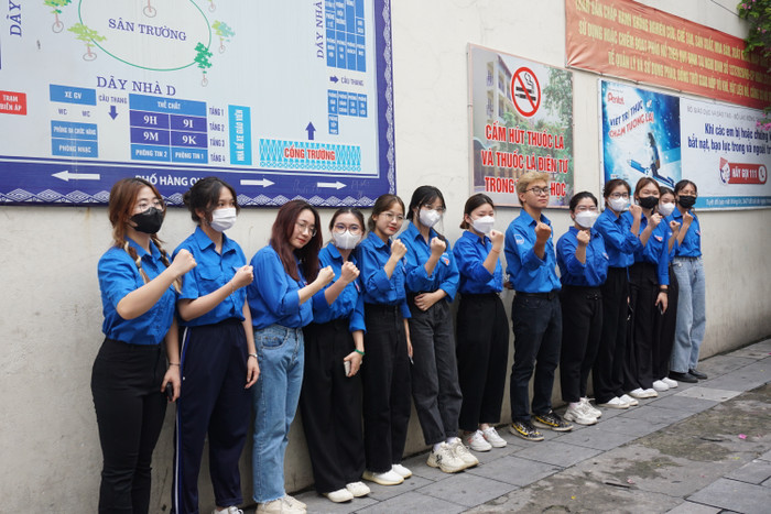 Đội ngũ cán bộ an ninh, bảo vệ và các tình nguyện viên có mặt từ sớm chuẩn bị cho công tác đón thí sinh. Ảnh: Phạm Minh Đội ngũ cán bộ an ninh, bảo vệ và các tình nguyện viên có mặt từ sớm chuẩn bị cho công tác đón thí sinh. Ảnh: Phạm Minh