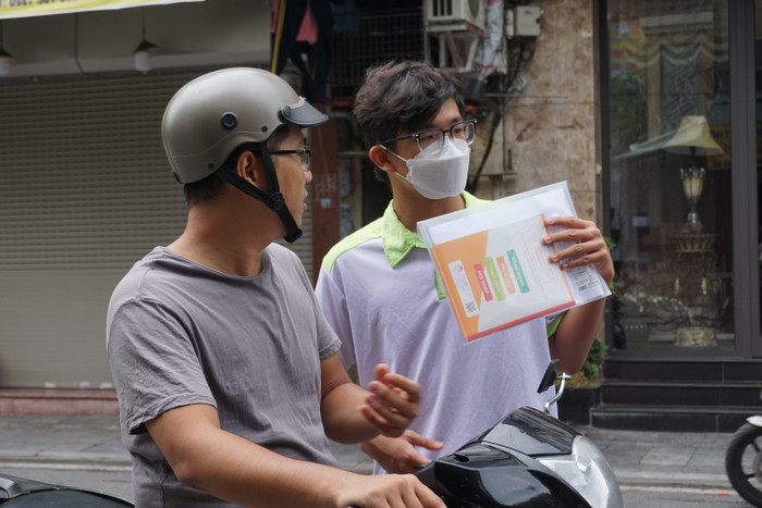 Phụ huynh đồng hành cùng con bước vào kỳ thi. Ảnh: Phạm Minh Phụ huynh đồng hành cùng con bước vào kỳ thi. Ảnh: Phạm Minh