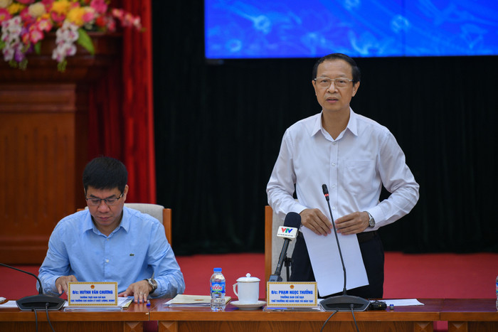 Thứ trưởng Phạm Ngọc Thưởng chia sẻ tại buổi họp báo. (Ảnh: Bộ Giáo dục và Đào tạo)