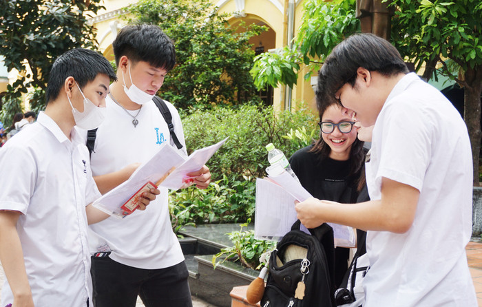 Các thí sinh giữ tâm trạng thoải mái, tự tin trước kỳ thi tốt nghiệp. Ảnh: Phạm Minh